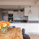Veeve - Grand In Grey Apartment