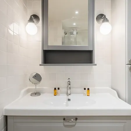 Veeve - Grand In Grey Apartment Paris