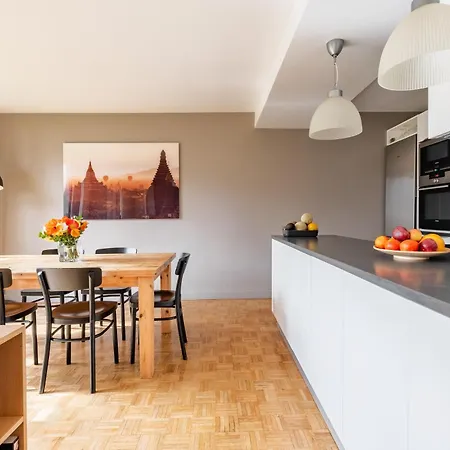 Veeve - Grand In Grey Apartment *